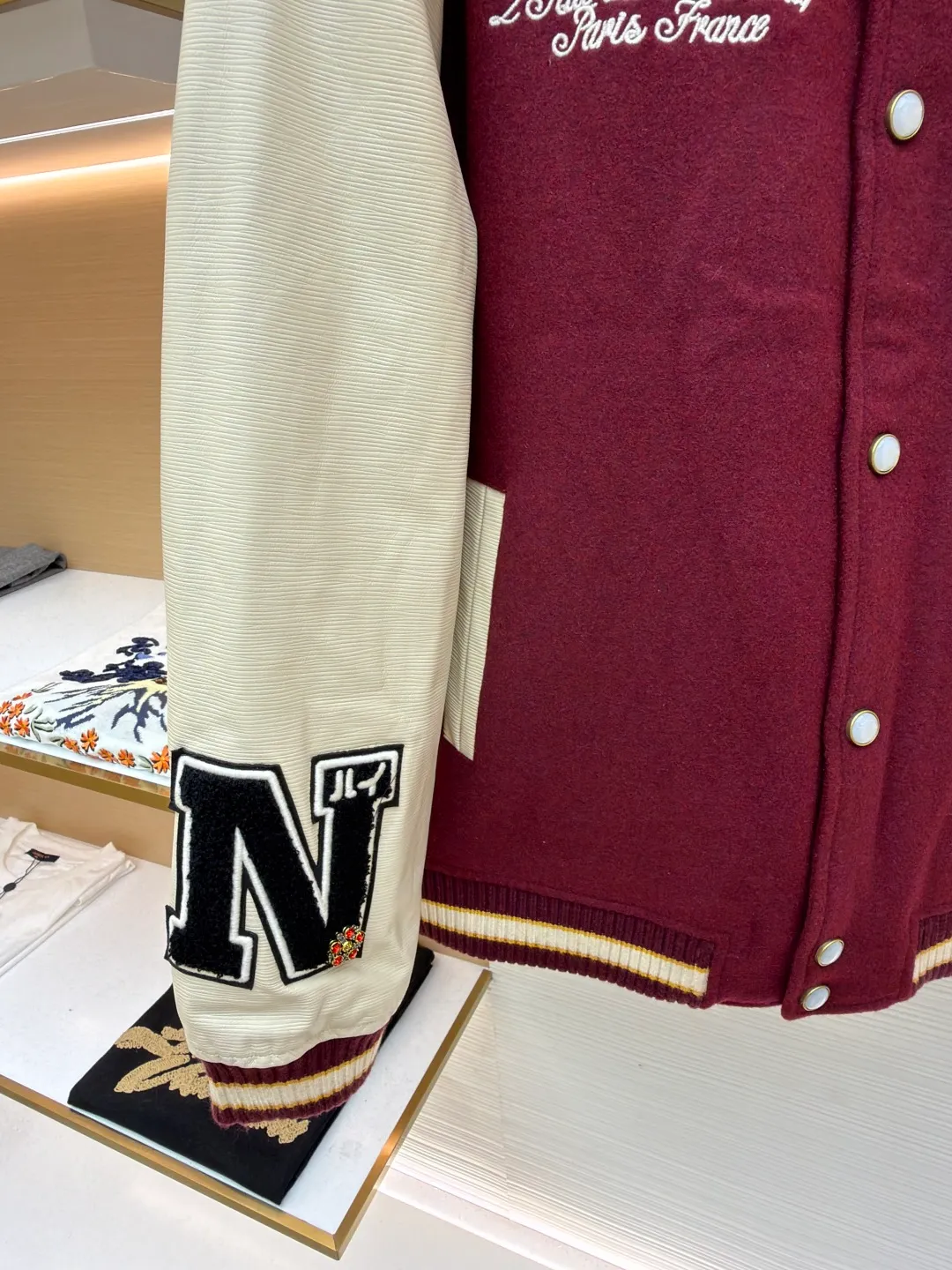 LOUIS VUITTON Nigo joint leather Australian wool burgundy baseball jersey ●Original version: purchased and developed for 64000 ●Item number: 1681641-G45 ●Fabric: all wool fabric ●Technology: cross-cut embossed production ●Color: burgundy ●Version: fitted version ●Weight: about 1555 grams ●Size: 50-52-54-56 ●Description: Original counter 6.4w purchased Nigo's second season hot item The national limited edition is also made of all-wool fabrics custom-dyed. Cross-grain genuine cowhide is custom-made. Badge pattern embroidery is being patterned. Many decorative hardware are secretly developed. Exclusive to the entire network, exclusive custom-woven and dyed 900G Australian pure wool fabric. Genuine cowhide horizontal-grain splicing sleeves. Matching wool contrast ribs. Custom patch badge embroidery. Nigo's exclusive hardware accessories are molded and customized. The inner lining is composite quilted cotton and sewn. Heavy-duty items are exclusively manufactured. The overall wiring is straight and delicate, the fabric is comfortable and soft, and the color is consistent without color difference. It can be matched with the same style to create a fashionable look and control various occasions. Customized accessories, complete with three standards, same style for men and women!